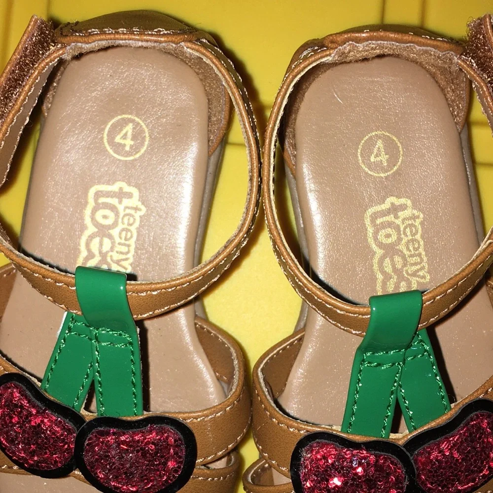 Toddler girl’s Cherry 🍒 sandals